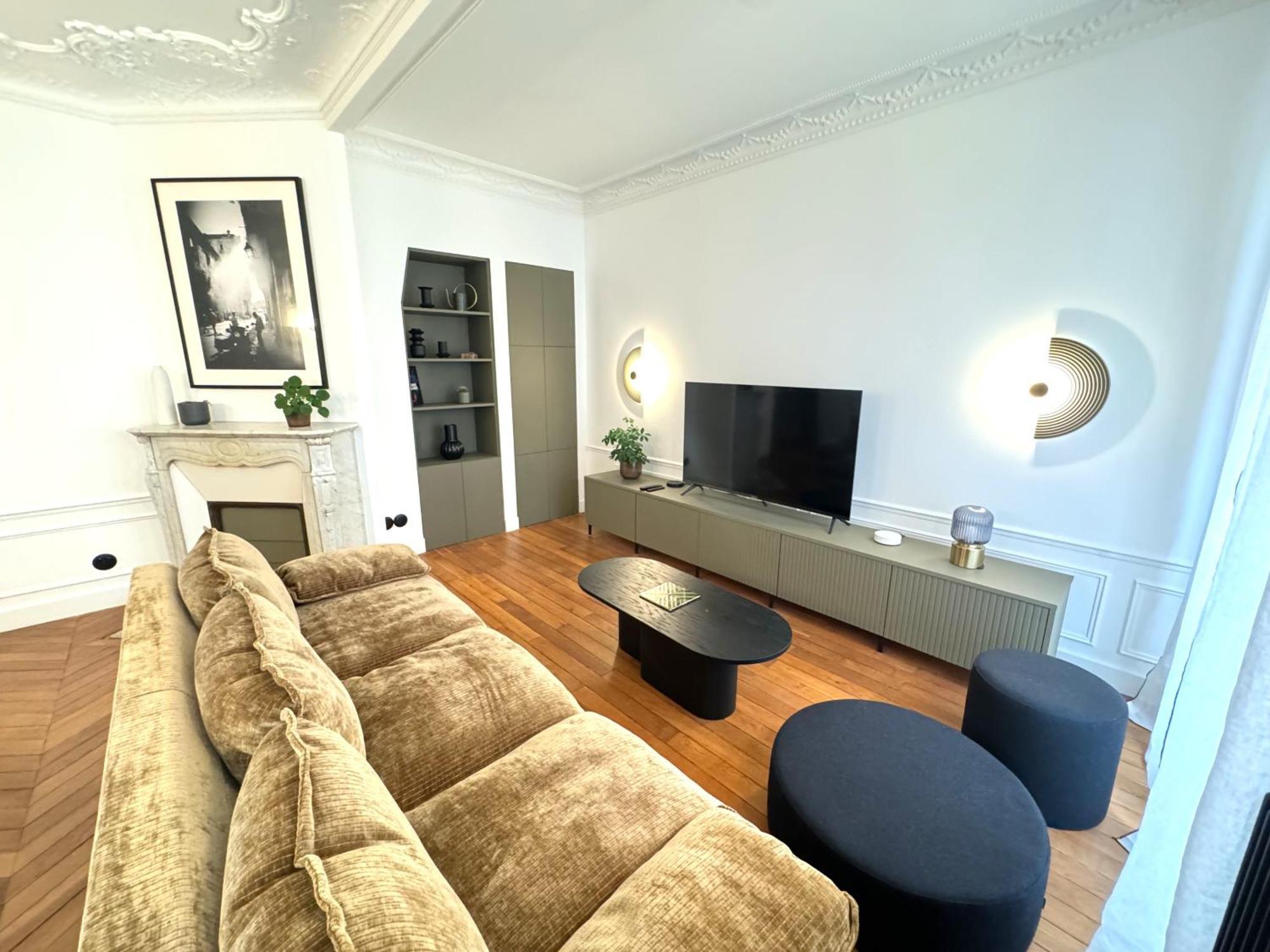 Parisian Luxury Style - Heart Of Montparnasse *